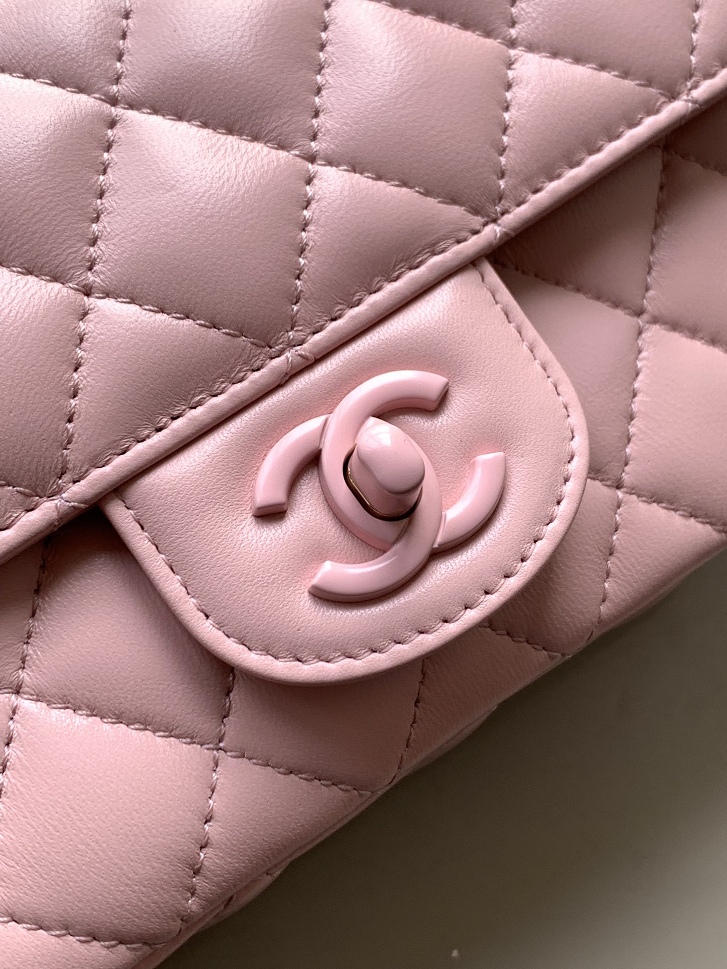 Mini sac à rabat Chanel avec poignée supérieure - Rose clair - luxuryevafr