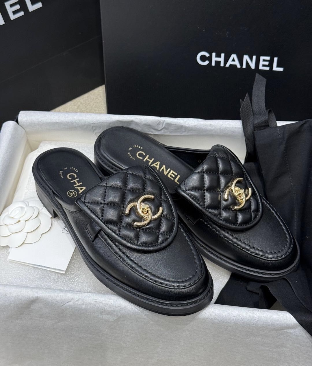 Mules et sabots en cuir Chanel - luxuryevafr