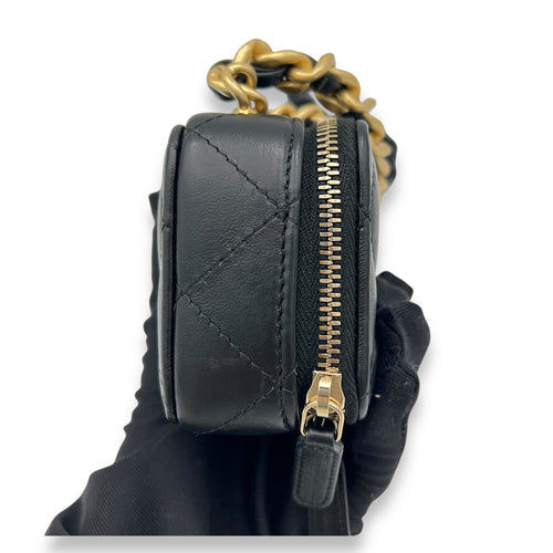Sac bandoulière Chanel CC noir en cuir d'agneau, finitions dorées - luxuryevafr