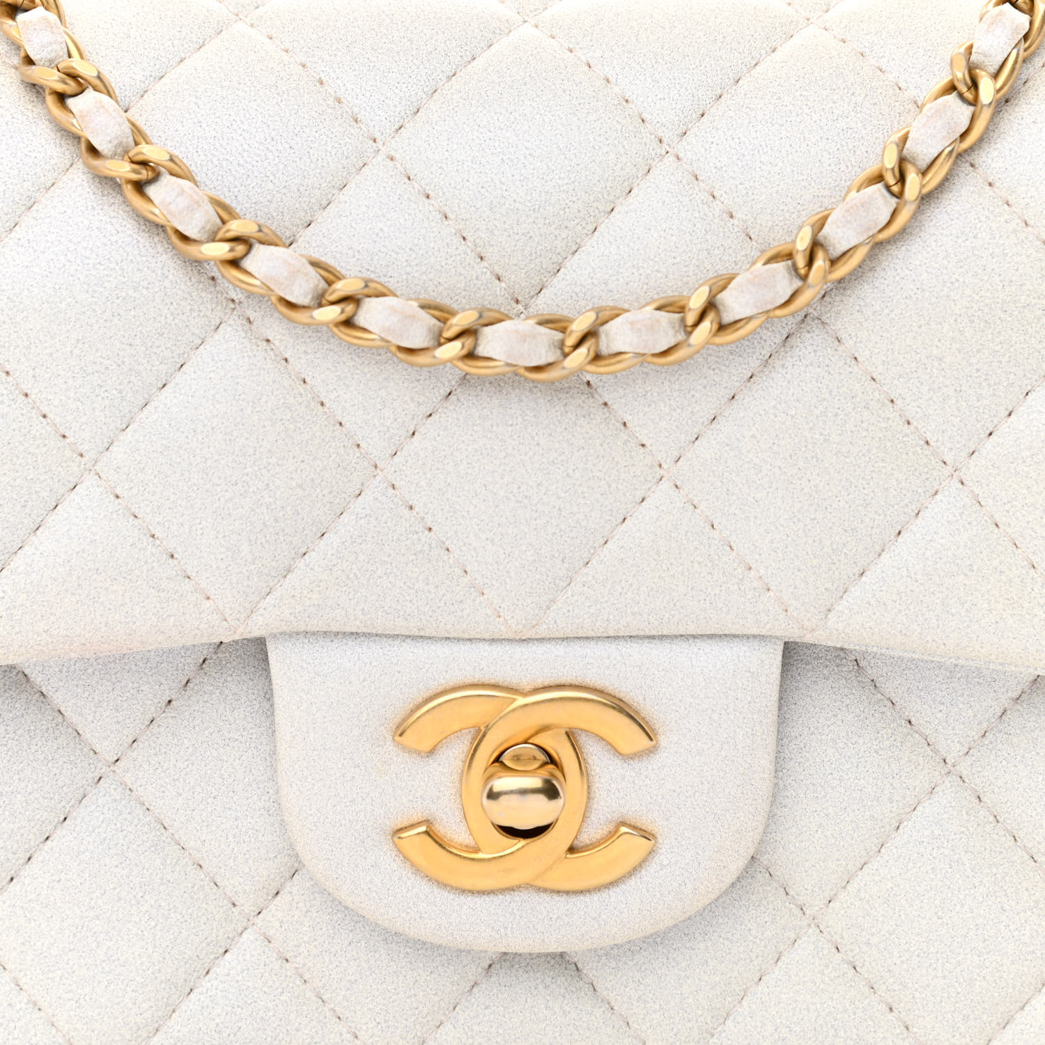 Mini sac à main matelassé en caviar irisé avec rabat rectangulaire et poignée supérieure, blanc - luxuryevafr