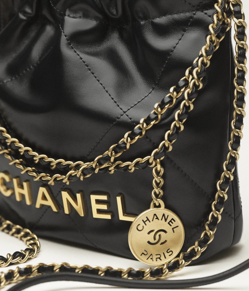 Mini sac à main CHANEL 22 - luxuryevafr