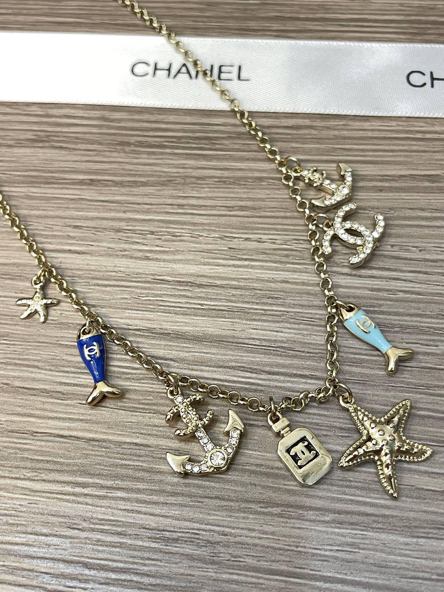 Colliers Chanel en métal et résine avec strass - luxuryevafr