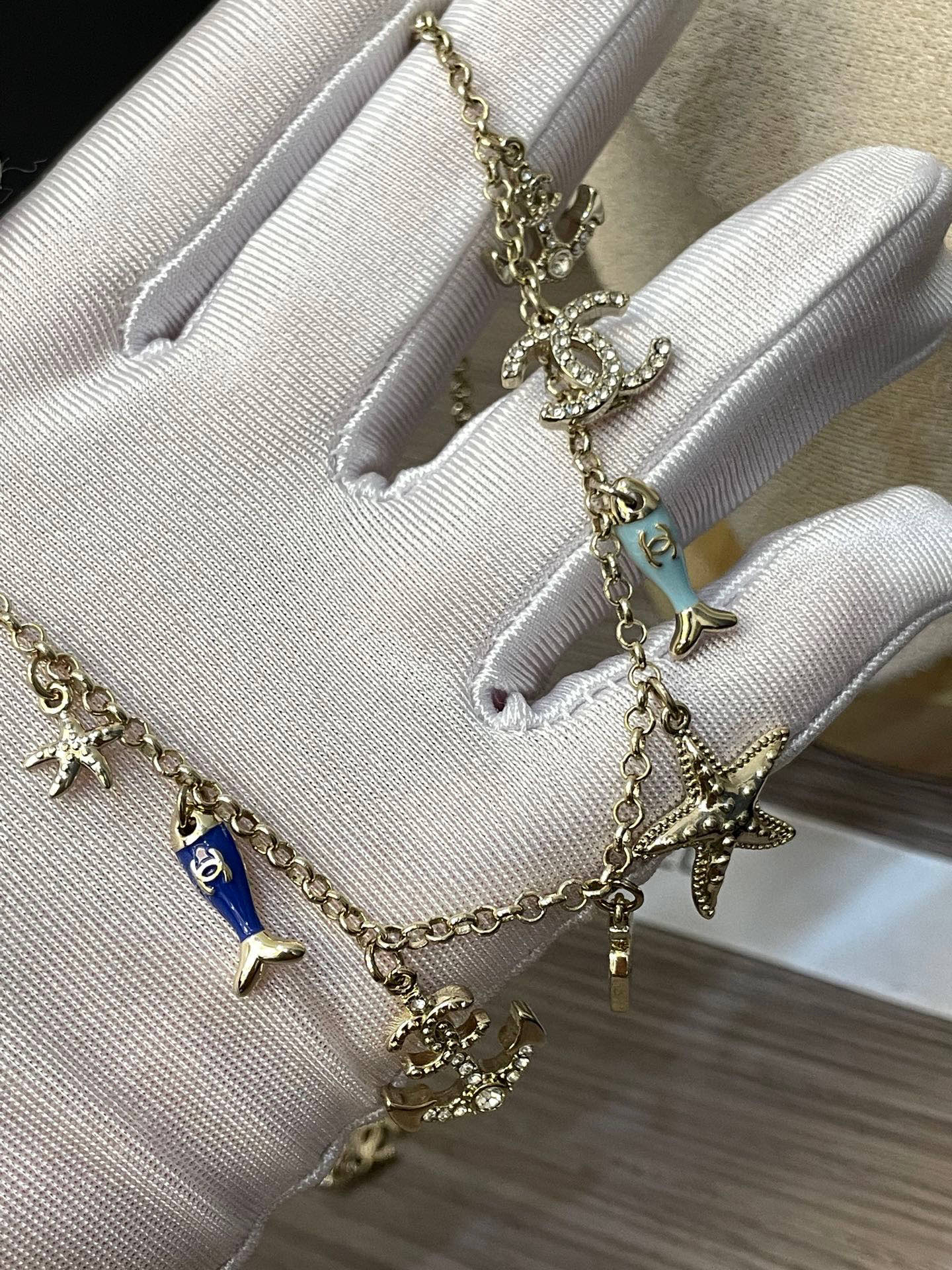 Colliers Chanel en métal et résine avec strass - luxuryevafr