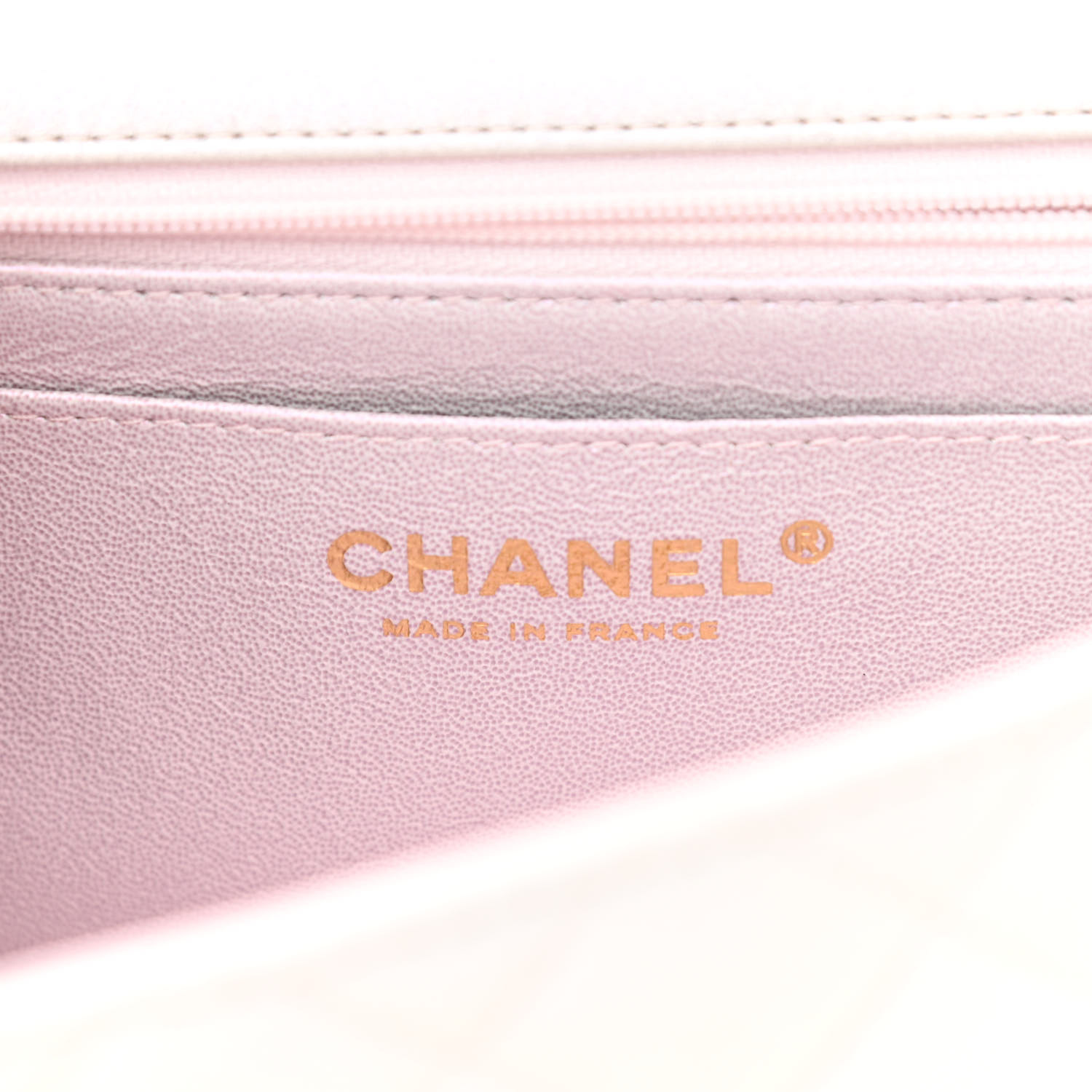 Mini sac à main matelassé en caviar irisé avec rabat rectangulaire et poignée supérieure, blanc - luxuryevafr