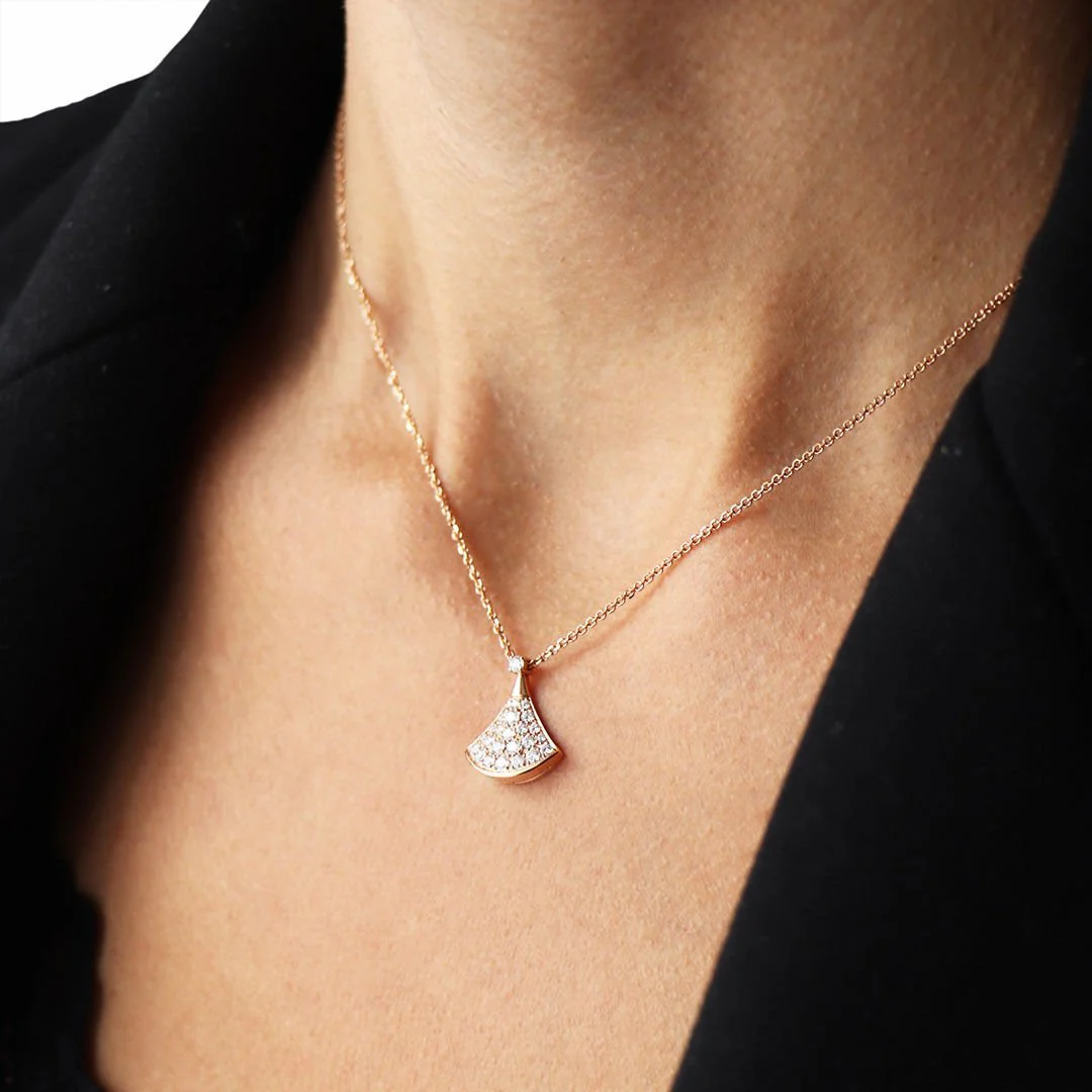 Boucles d'oreilles Bvlgari Divas' Dream Pave Diamonds en or rose 18 carats et collier Divas'Dream en or rose 18 carats et diamants taille brillant de 0,47 carat - luxuryevafr