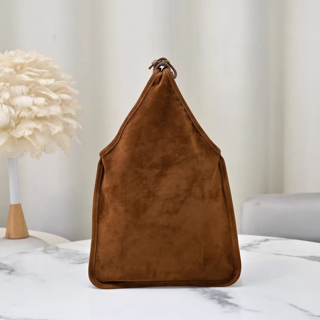 Sac MiuMiu en daim avec motif en chêne - luxuryevafr