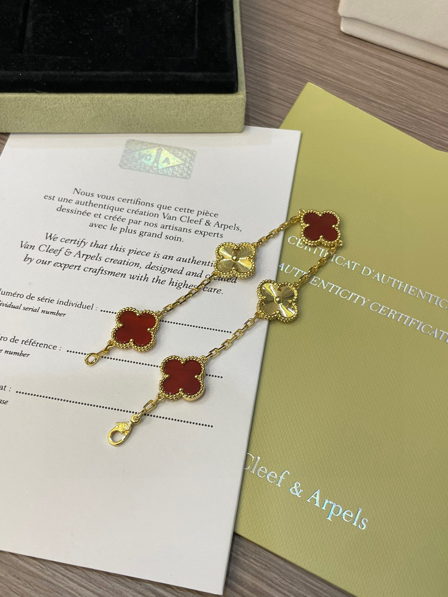 Ensemble de bracelets Van Cleef & Arpels à cinq fleurs en cornaline rouge naturelle - luxuryevafr