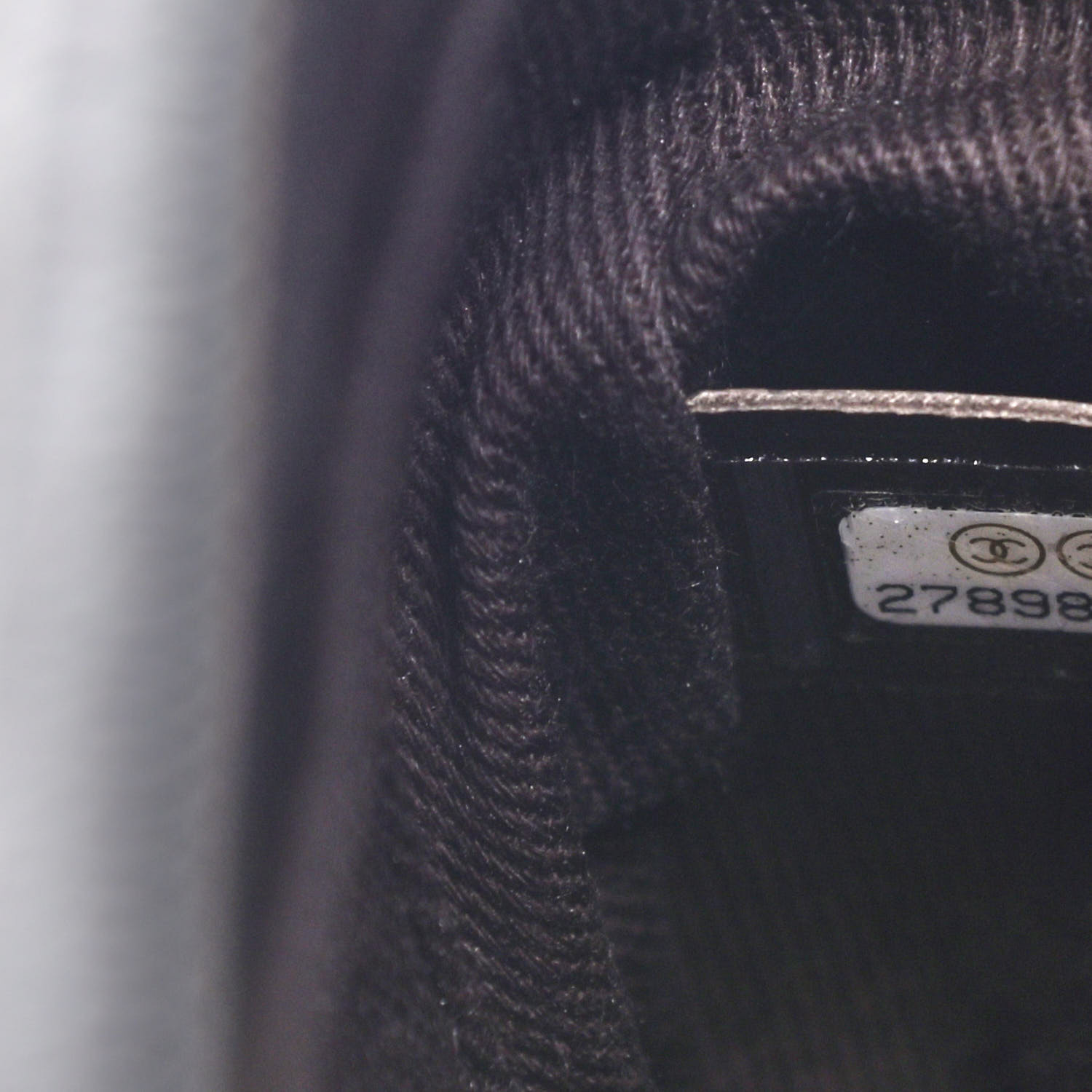 Petit rabat à poignée en coco matelassé Caviar Chevron Gris foncé - luxuryevafr