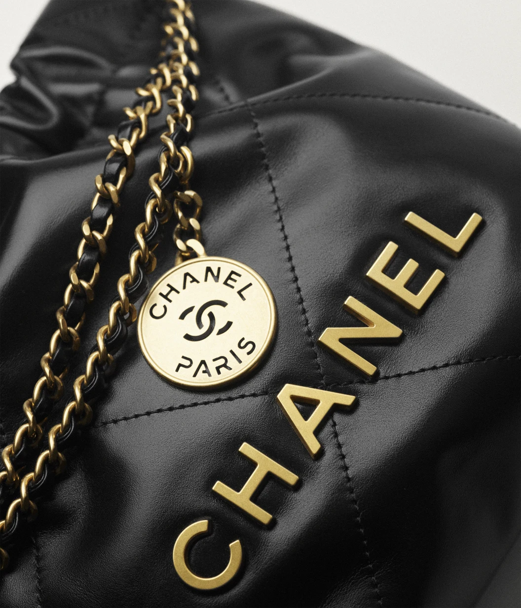 Mini sac à main CHANEL 22 - luxuryevafr