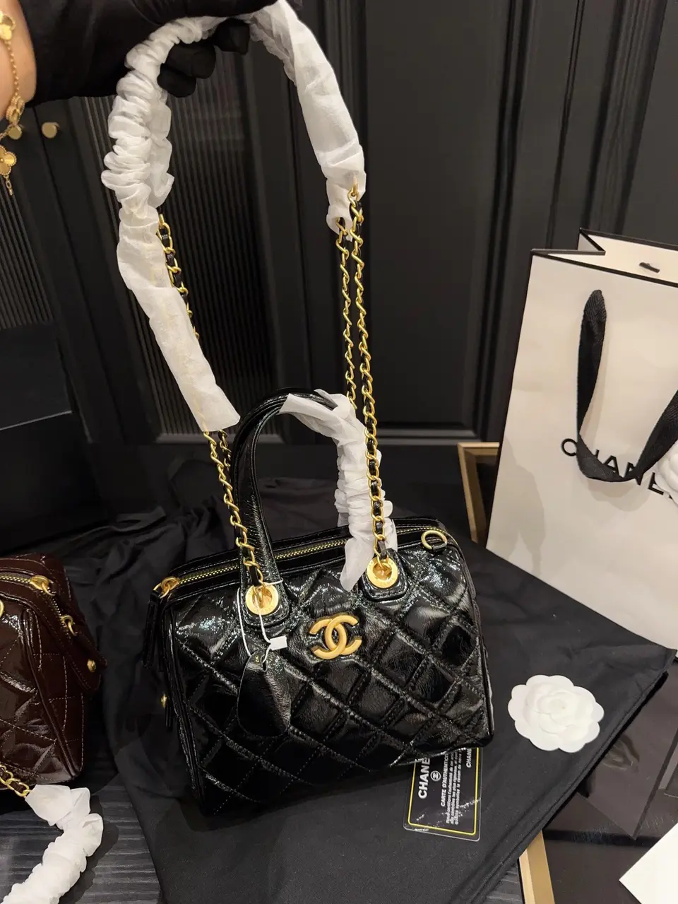 Sac bowling Chanel 25A – Cuir de veau brillant - luxuryevafr