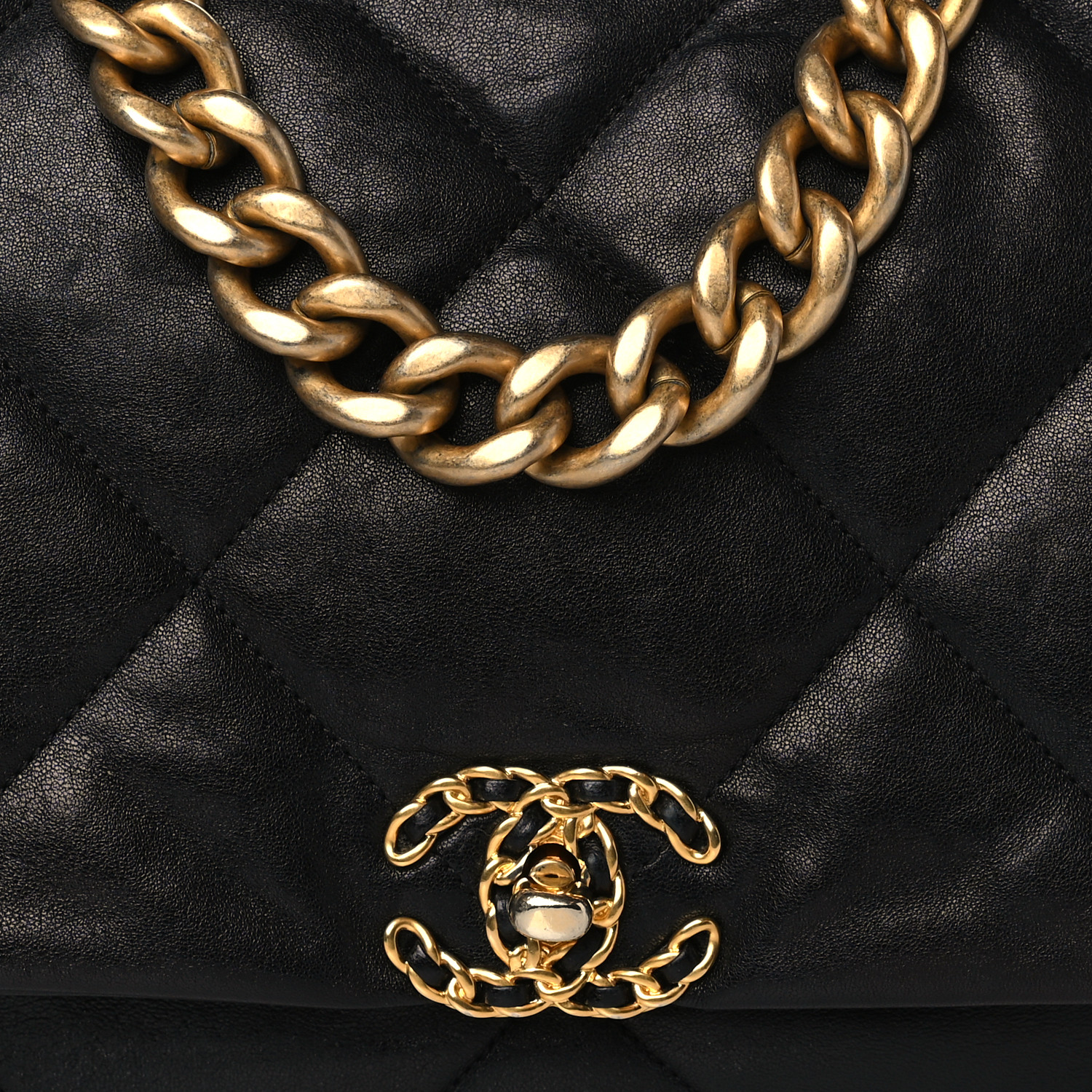 Sac Chanel 19 à rabat matelassé en cuir d'agneau noir - luxuryevafr
