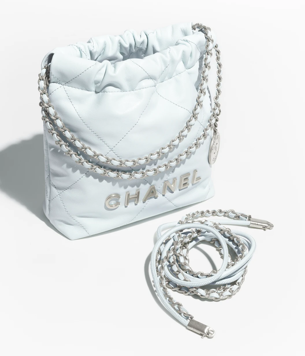 Mini sac à main CHANEL 22 - luxuryevafr