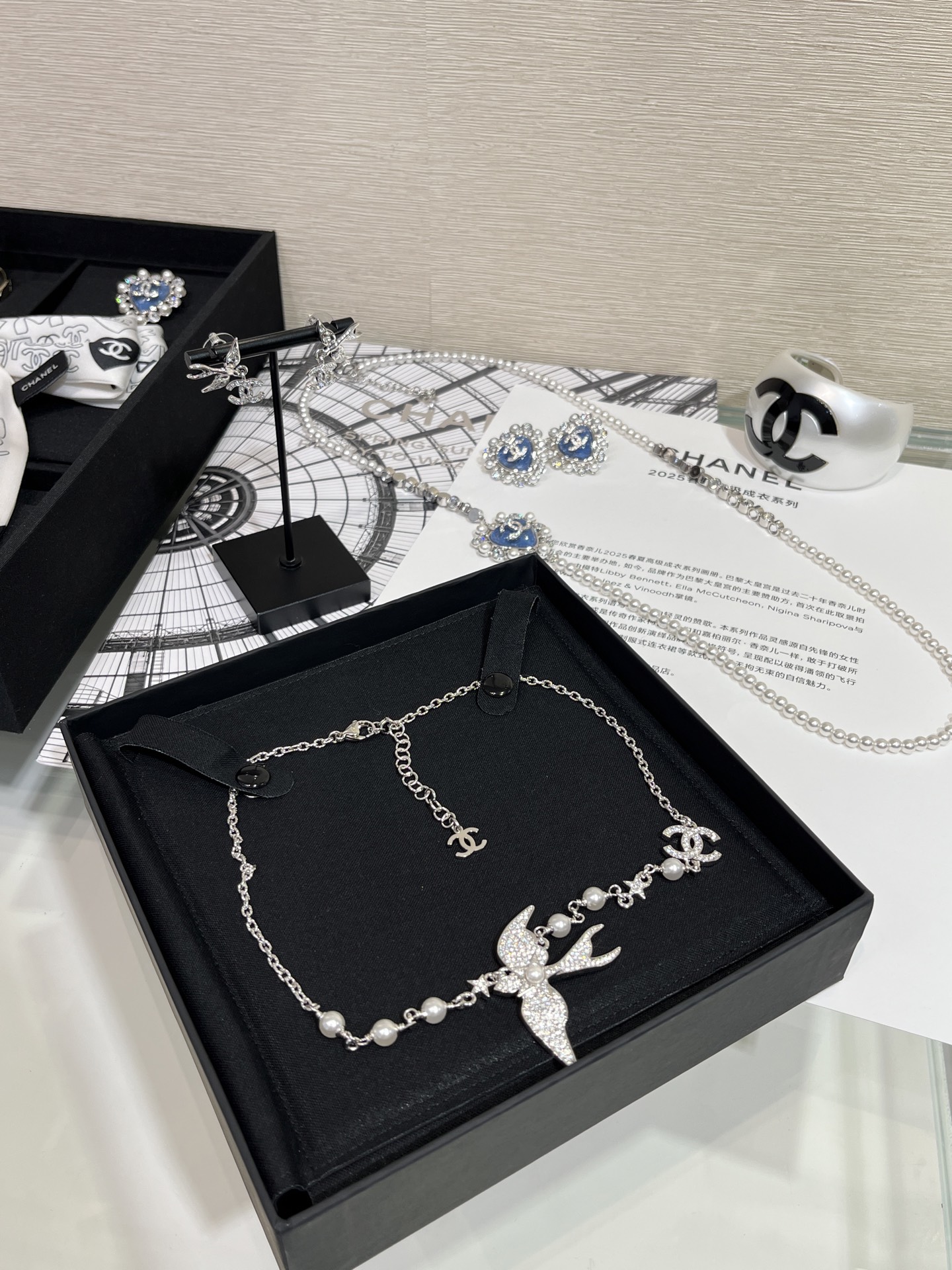 Nouveau collier de perles double C en argent inspiré des oiseaux CHANEL 25S - luxuryevafr