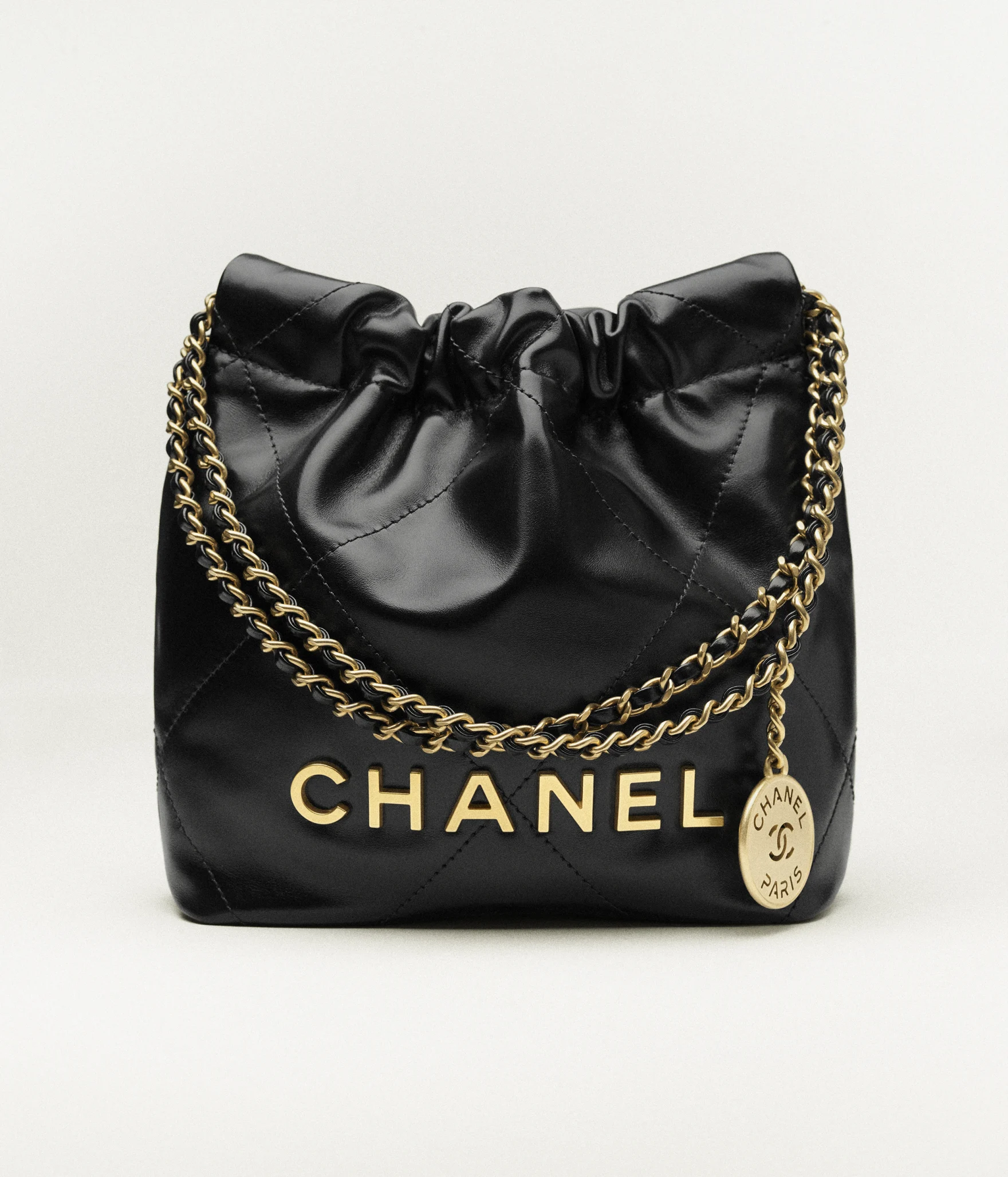 Mini sac à main CHANEL 22 - luxuryevafr