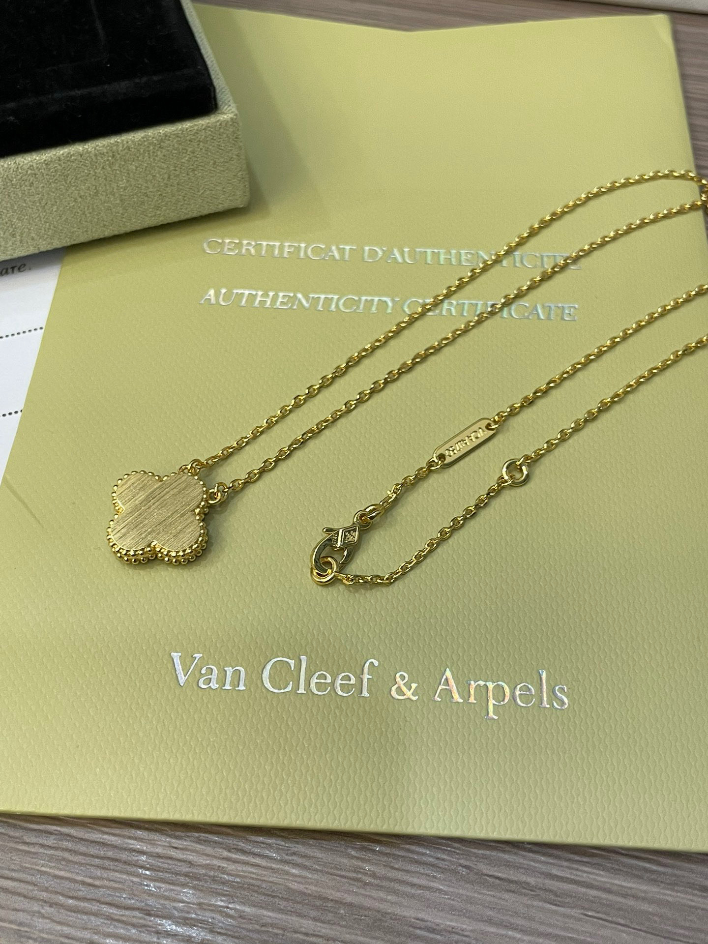 Ensemble de bracelets Van Cleef & Arpels à cinq fleurs en cornaline rouge naturelle - luxuryevafr