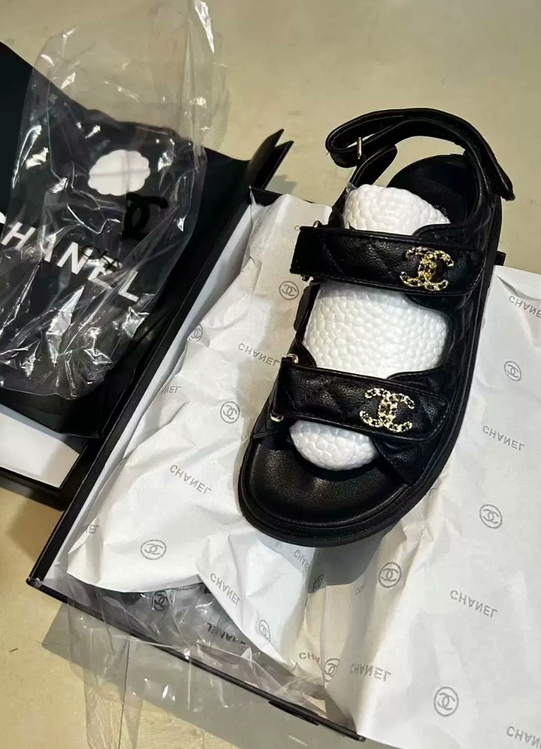 Sandales Chanel en cuir de veau grainé noir - luxuryevafr