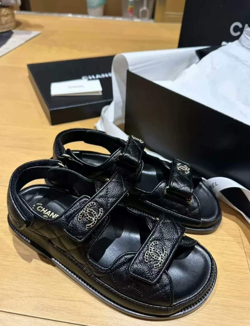 Sandales Chanel en cuir de veau grainé noir - luxuryevafr