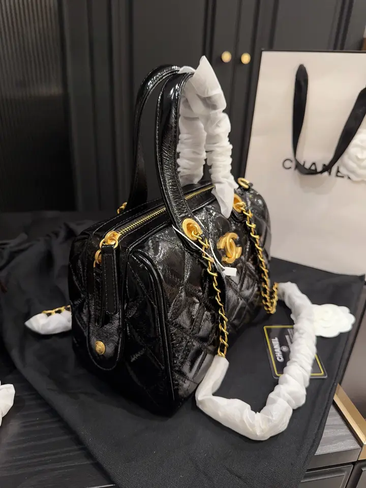 Sac bowling Chanel 25A – Cuir de veau brillant - luxuryevafr