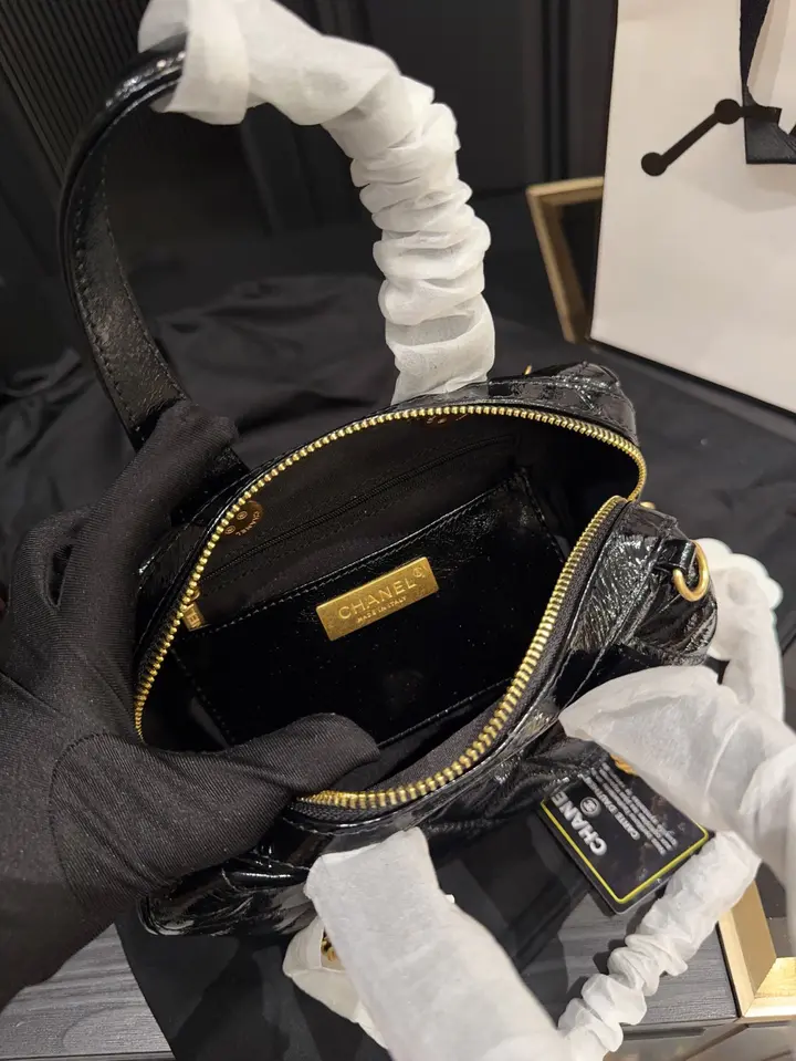 Sac bowling Chanel 25A – Cuir de veau brillant - luxuryevafr