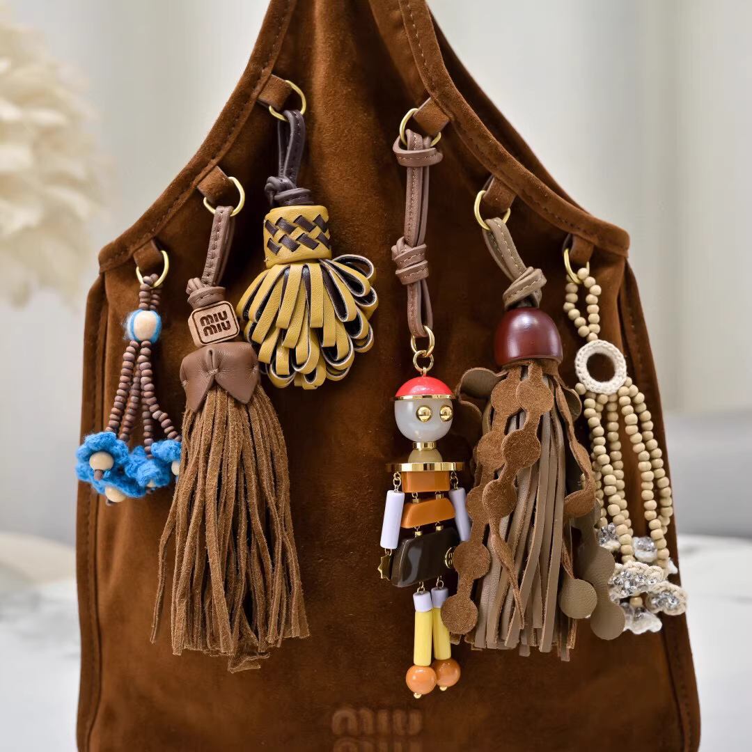 Sac MiuMiu en daim avec motif en chêne - luxuryevafr