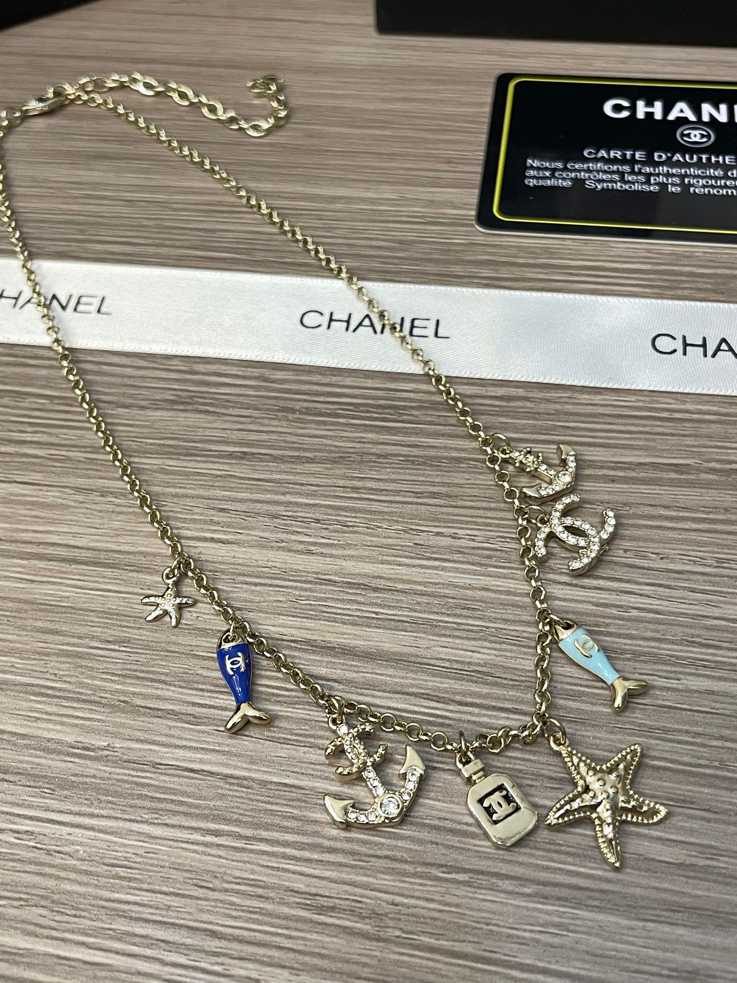 Colliers Chanel en métal et résine avec strass - luxuryevafr