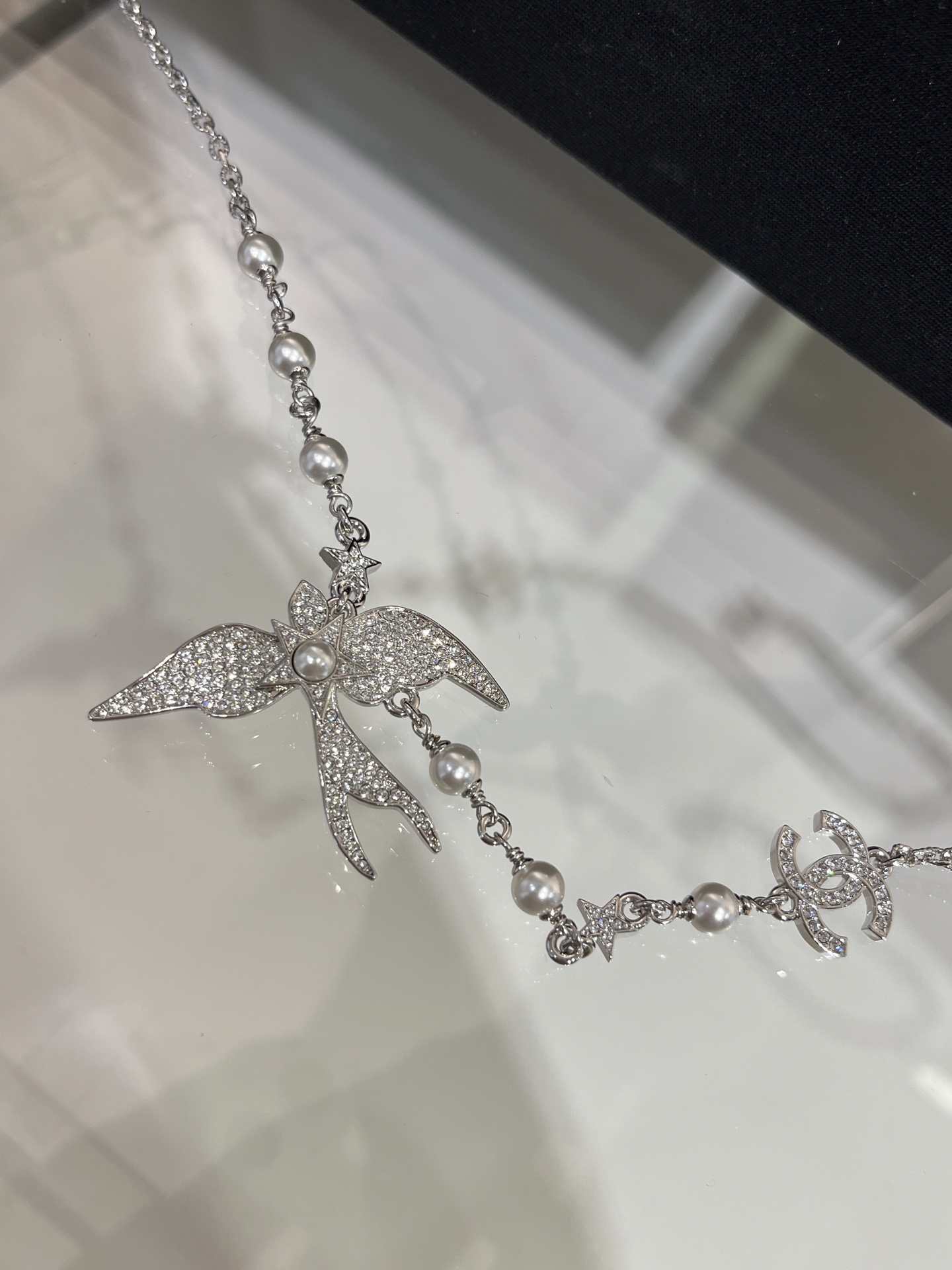 Nouveau collier de perles double C en argent inspiré des oiseaux CHANEL 25S - luxuryevafr