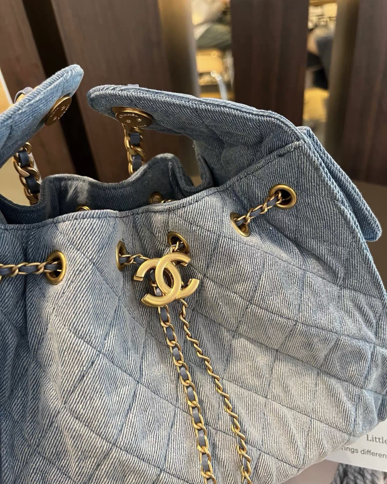 Petit sac à main CHANEL 25 en denim délavé - luxuryevafr