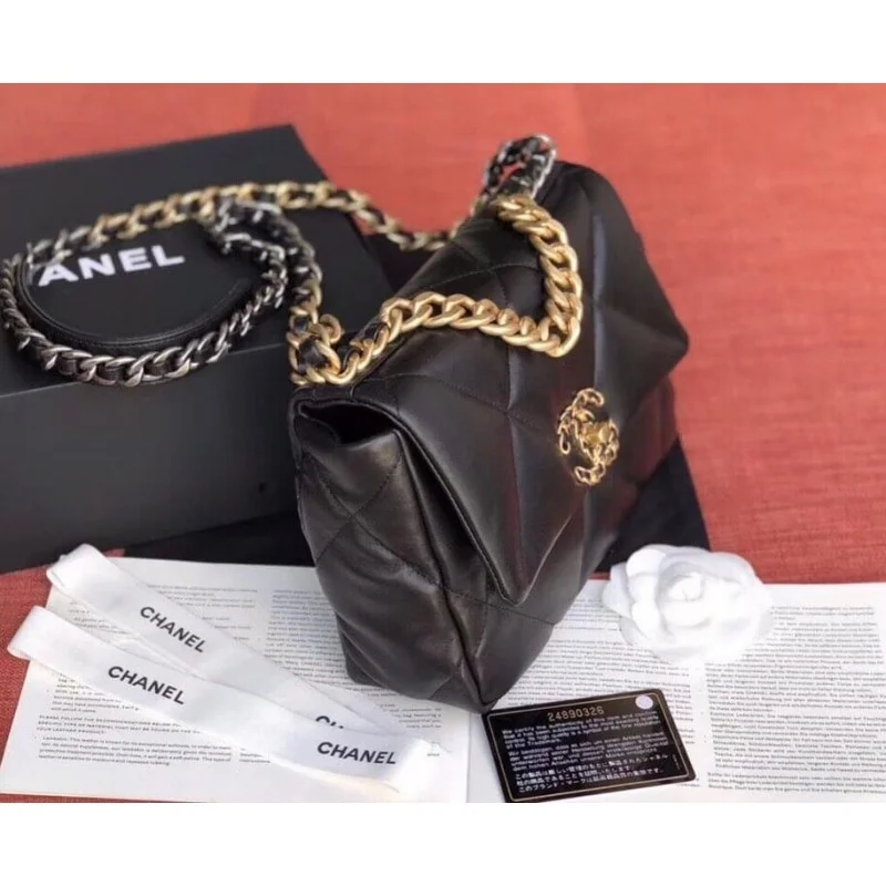 Sac à rabat en cuir d'agneau Chanel 19, petit modèle - luxuryevafr