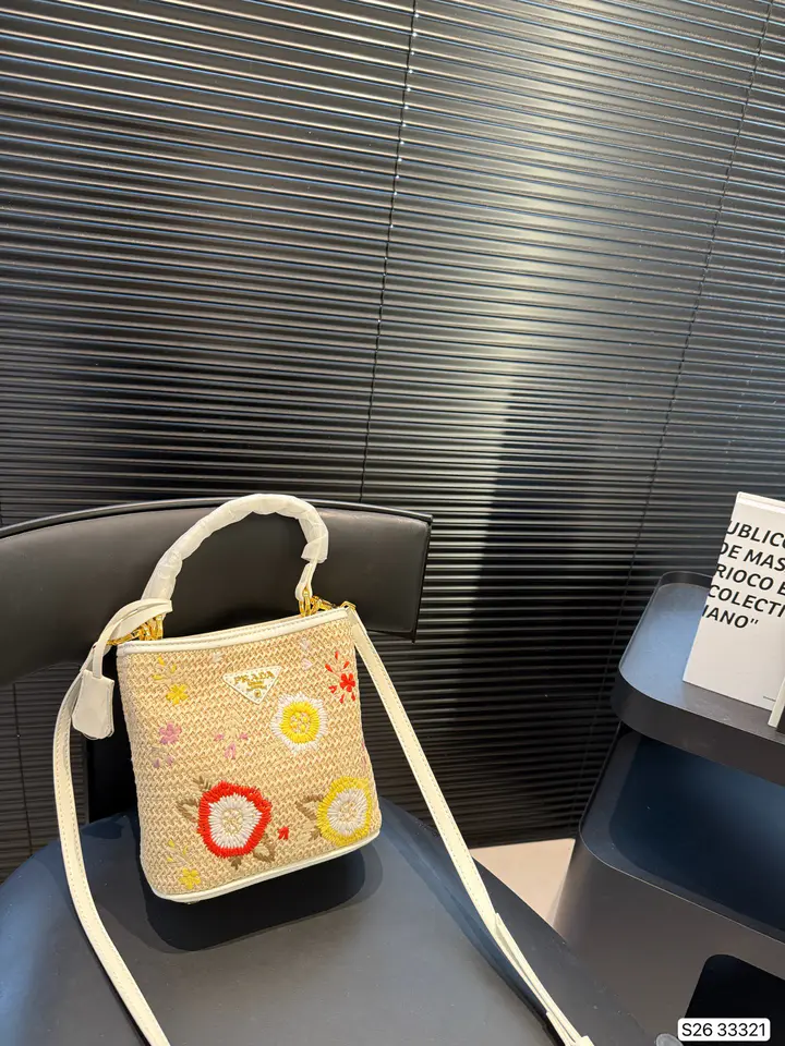 Sac seau tissé et brodé Prada - luxuryevafr