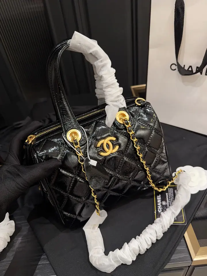 Sac bowling Chanel 25A – Cuir de veau brillant - luxuryevafr