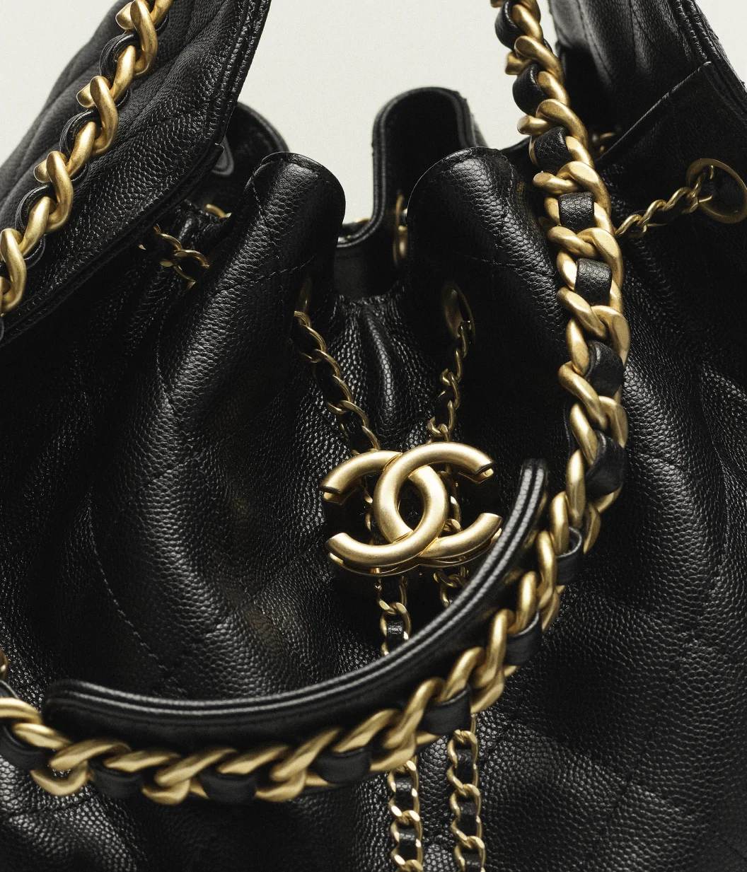 Sac à main CHANEL 25 moyen noir - luxuryevafr