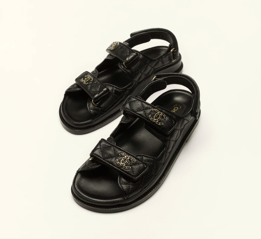 Sandales Chanel en cuir de veau grainé noir - luxuryevafr