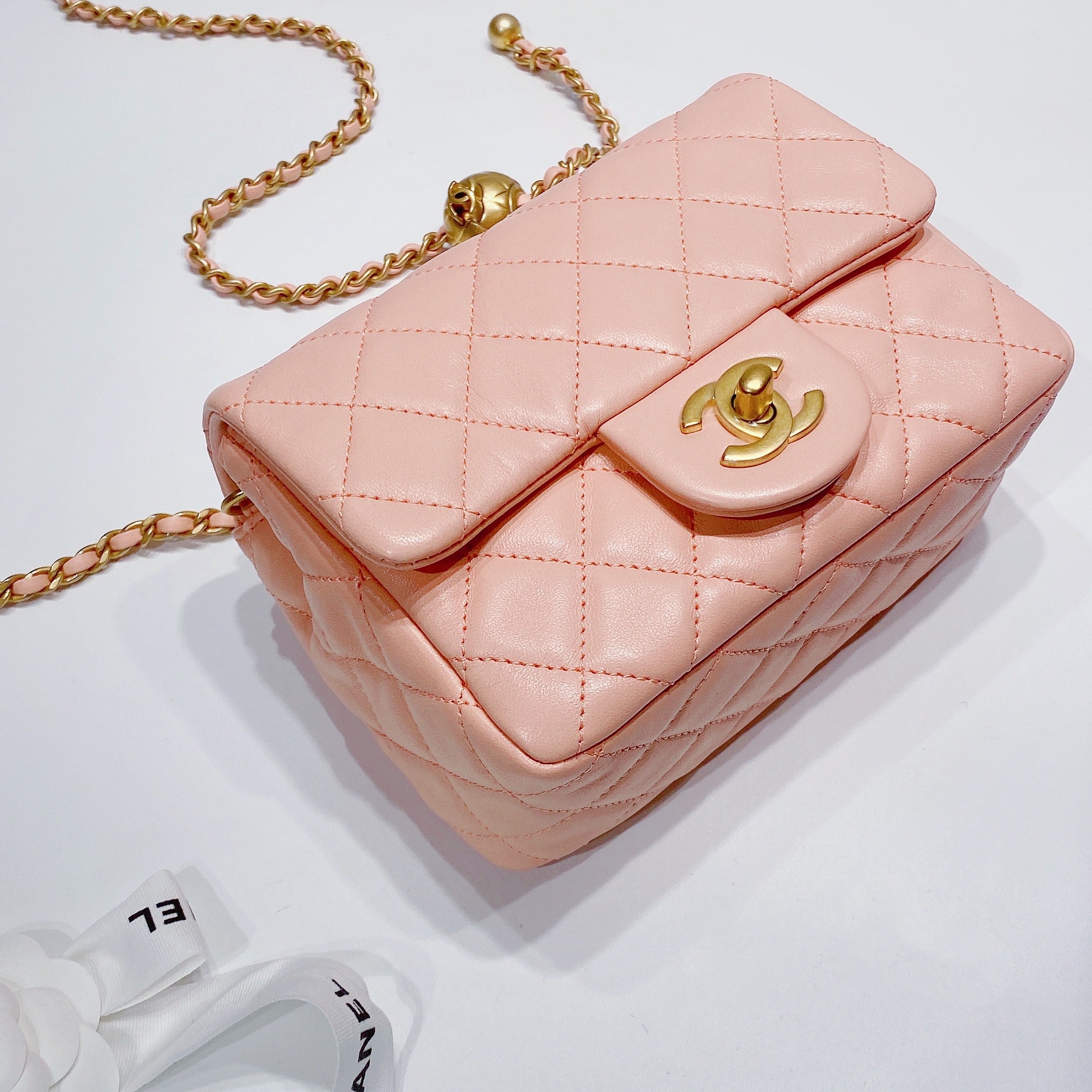 Mini-sac à rabat matelassé en cuir d'agneau CC Pearl Crush rose - luxuryevafr