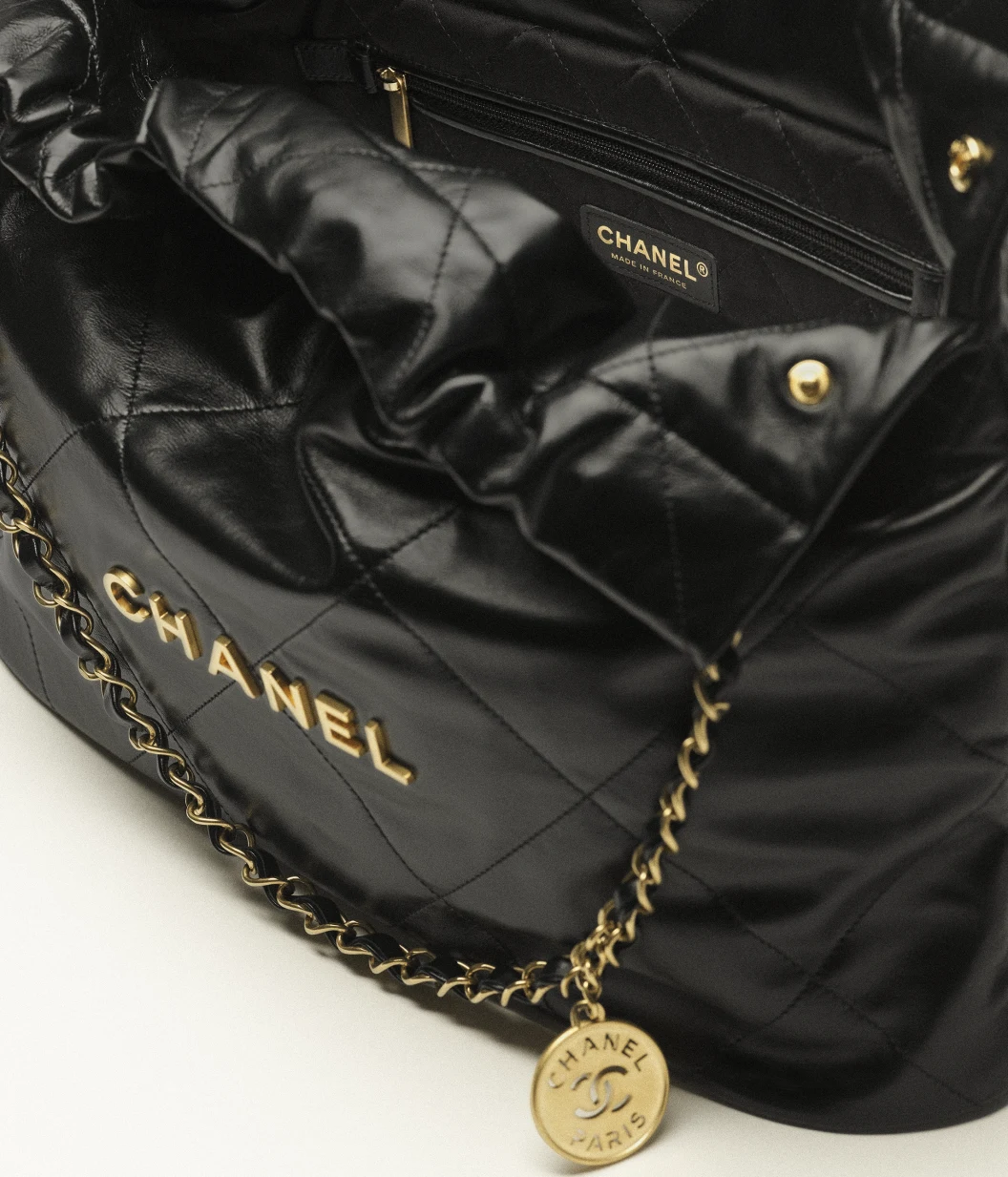 Sac à main CHANEL 22 - luxuryevafr