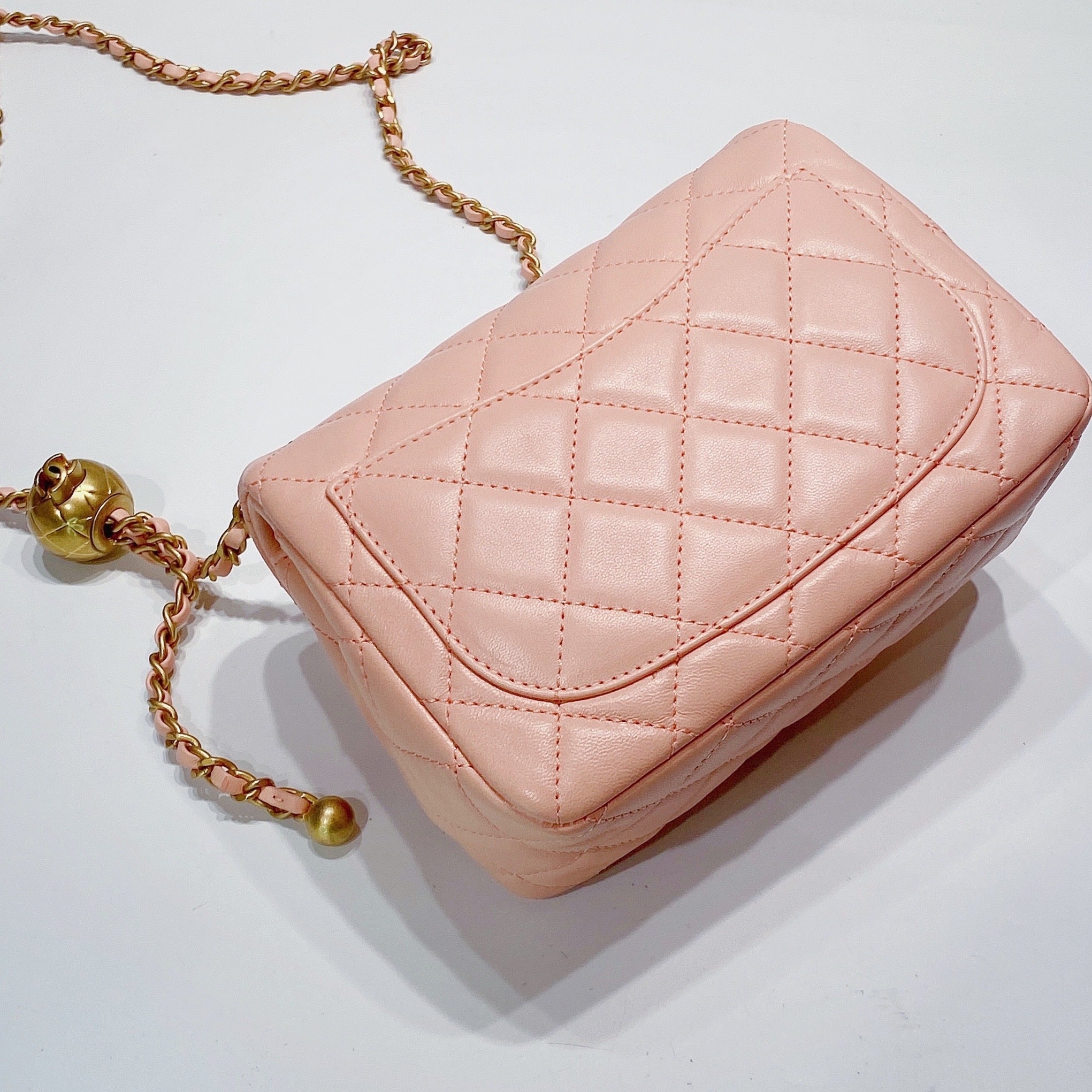 Mini-sac à rabat matelassé en cuir d'agneau CC Pearl Crush rose - luxuryevafr