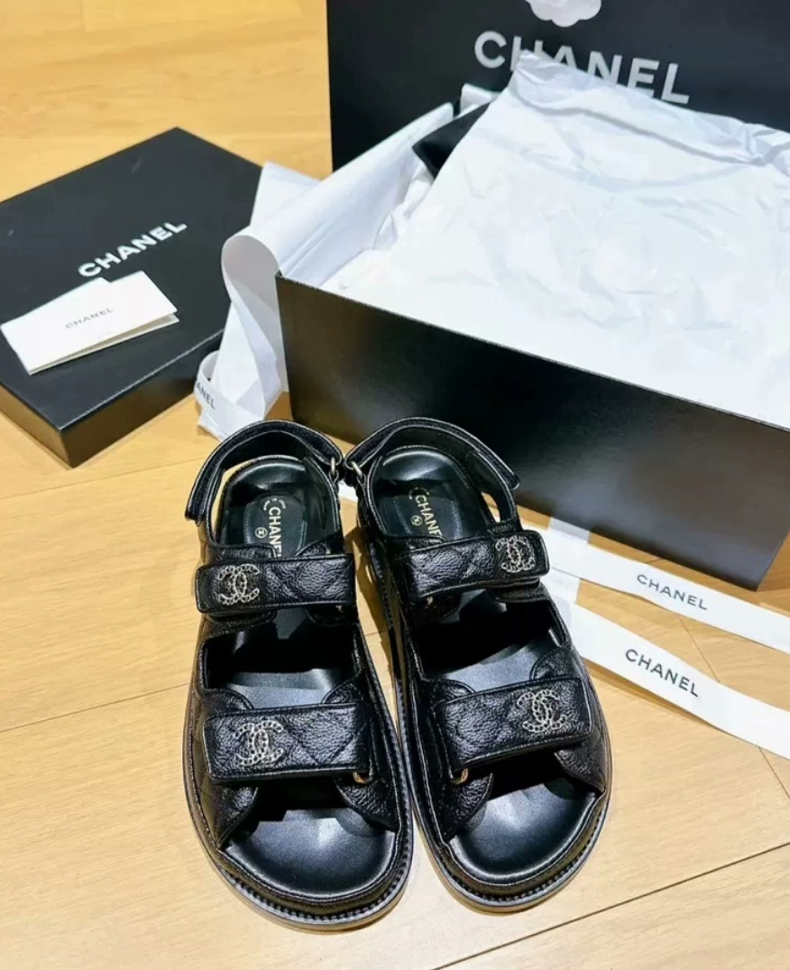 Sandales Chanel en cuir de veau grainé noir - luxuryevafr