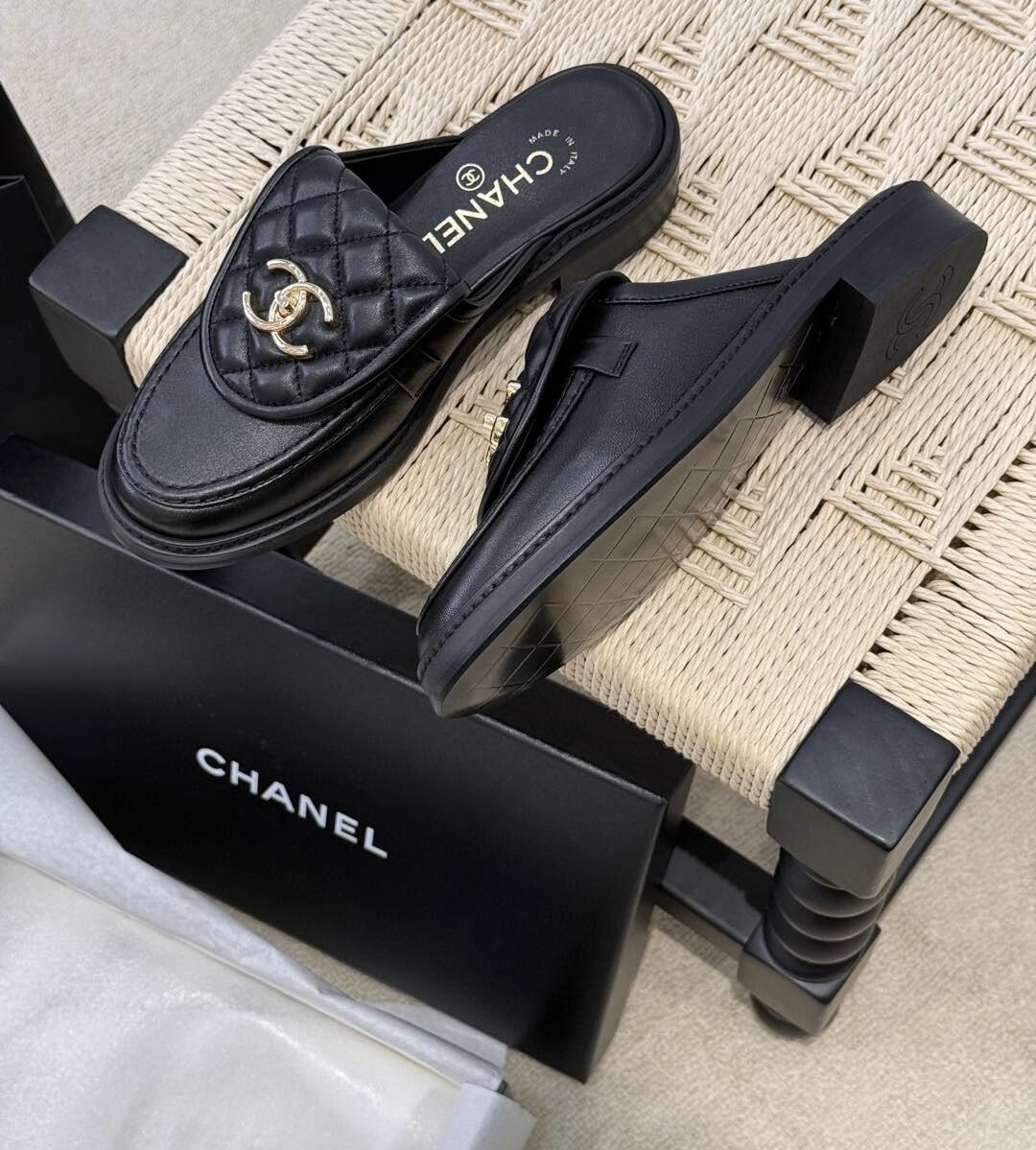 Mules et sabots en cuir Chanel - luxuryevafr