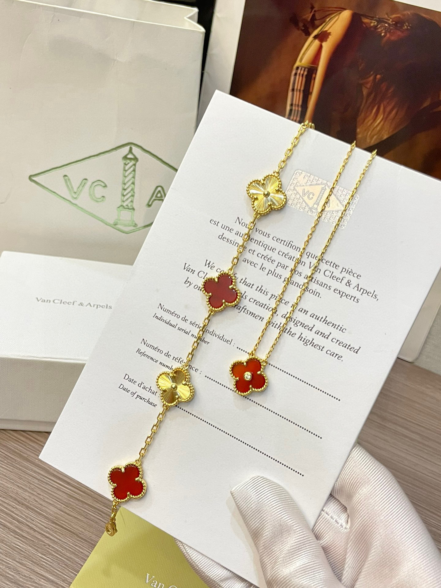 Ensemble de bracelets Van Cleef & Arpels à cinq fleurs en cornaline rouge naturelle - luxuryevafr