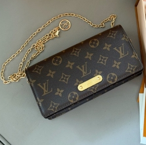 Portefeuille à chaîne LV M82509 Lily - luxuryevafr