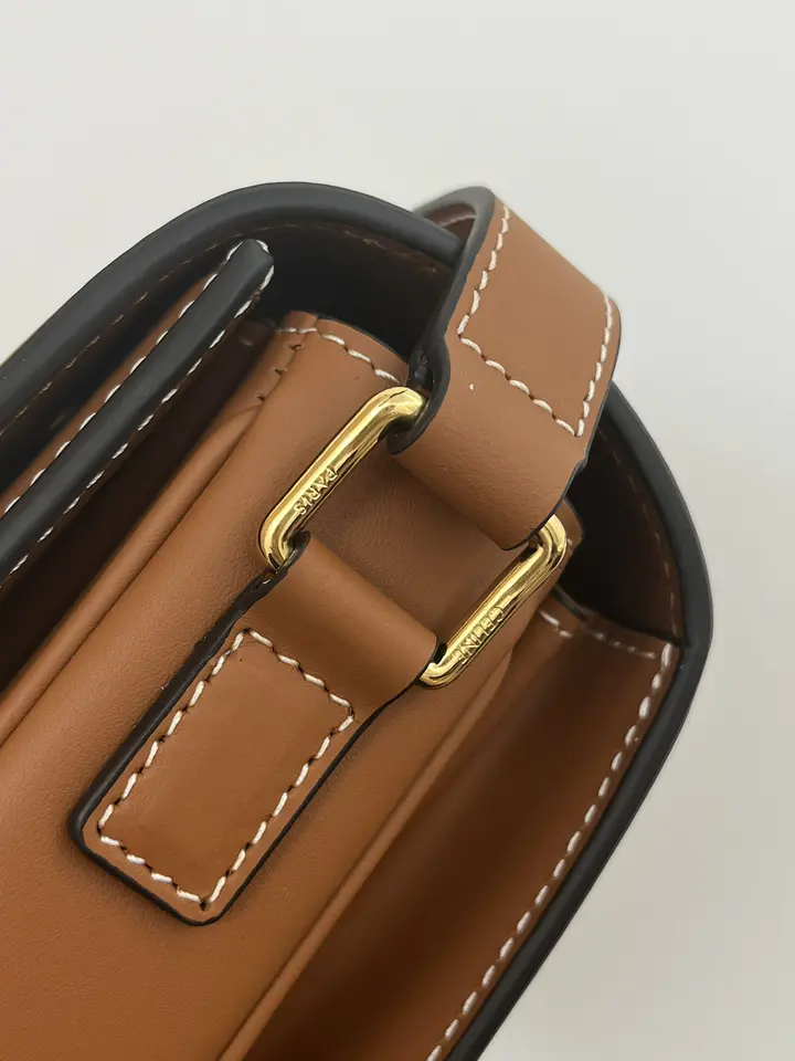 Sac Triomphe moyen Celine en caramel - luxuryevafr