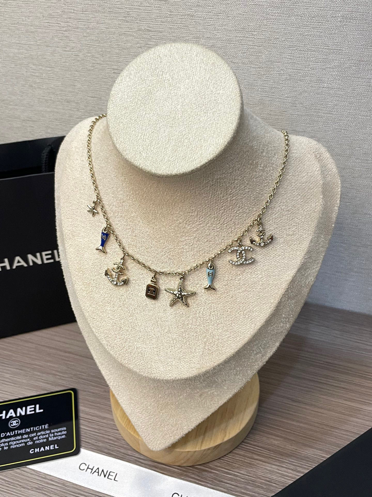 Colliers Chanel en métal et résine avec strass - luxuryevafr