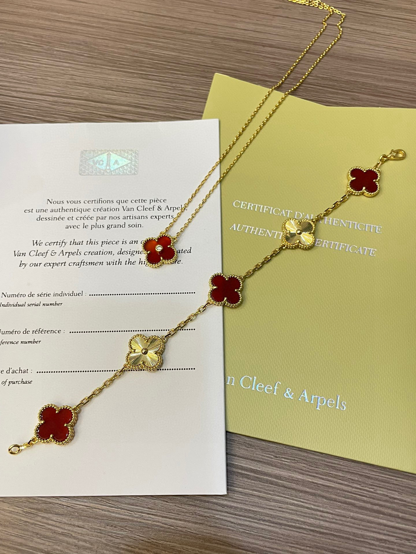 Ensemble de bracelets Van Cleef & Arpels à cinq fleurs en cornaline rouge naturelle - luxuryevafr