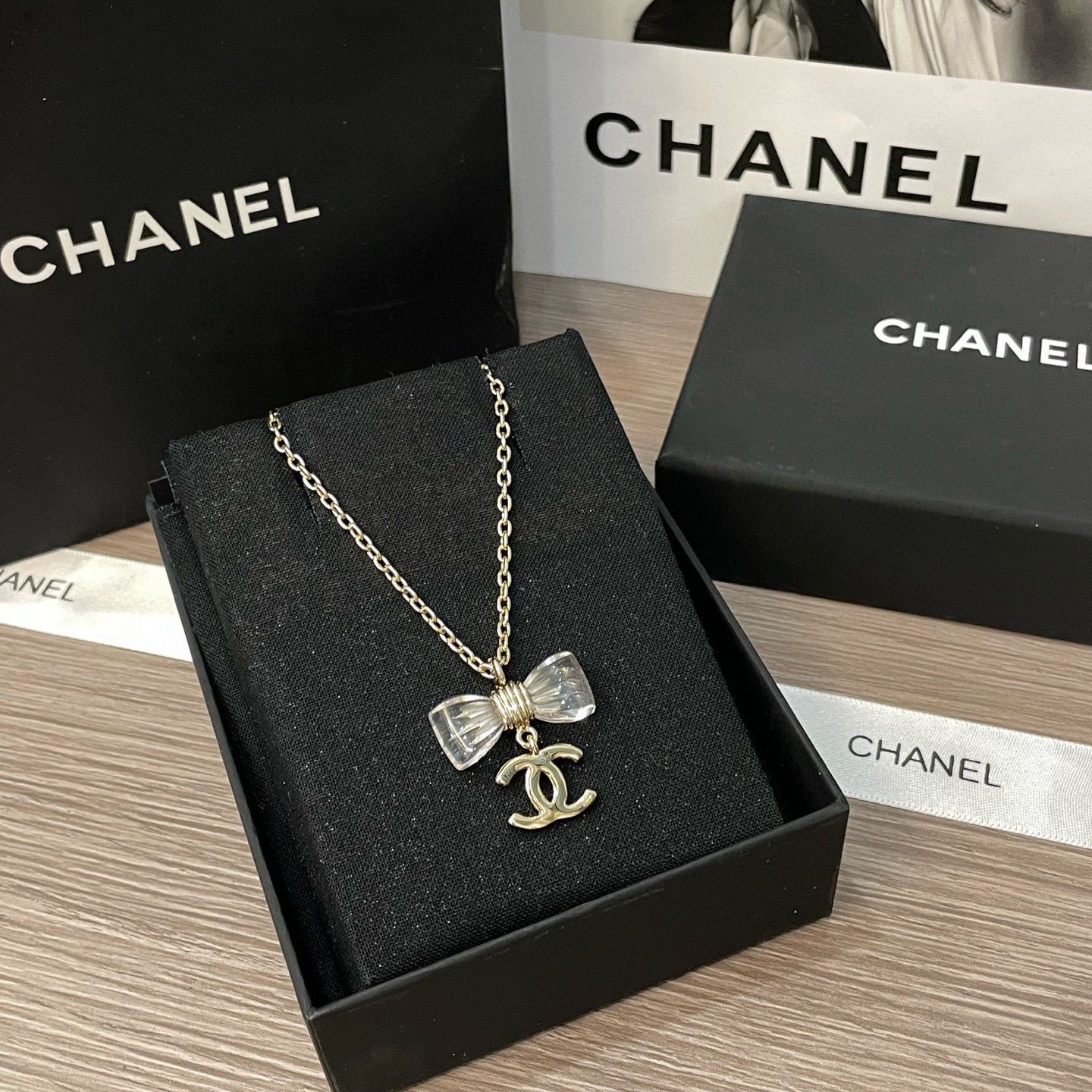 Chanel Collier Logo Doré Élégant - luxuryevafr