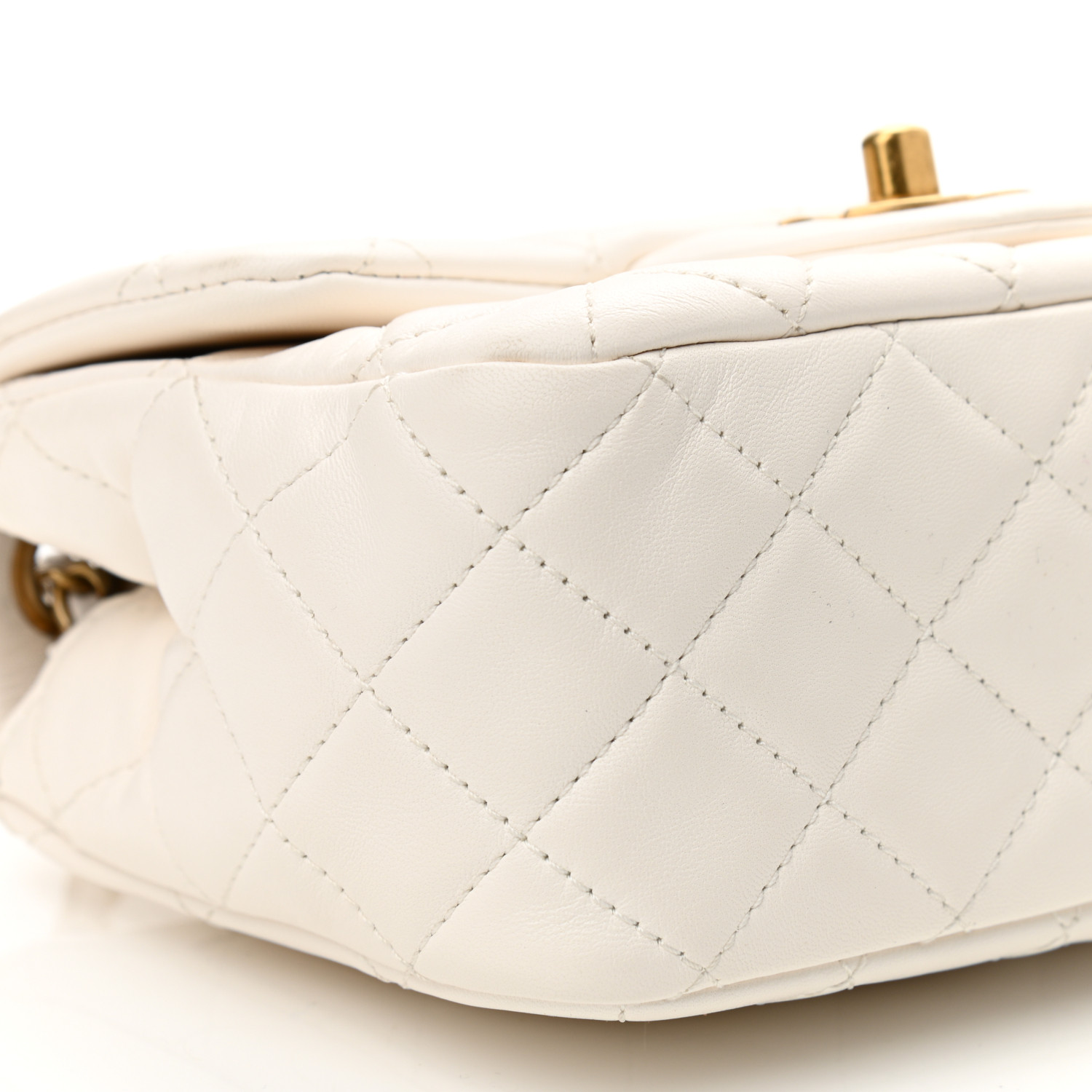 Mini-sac à rabat matelassé en cuir d'agneau blanc Pearl Crush - luxuryevafr