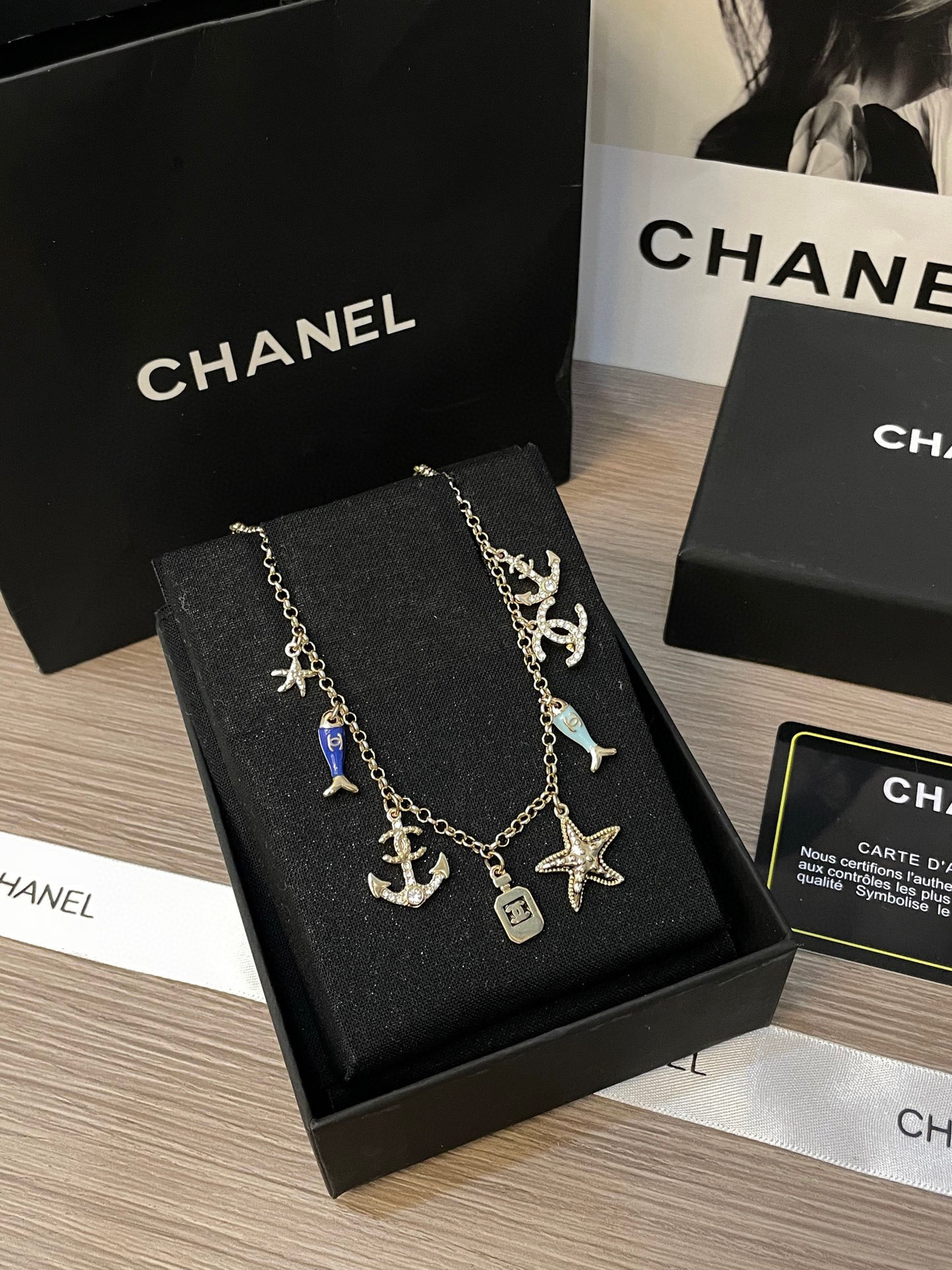 Colliers Chanel en métal et résine avec strass - luxuryevafr