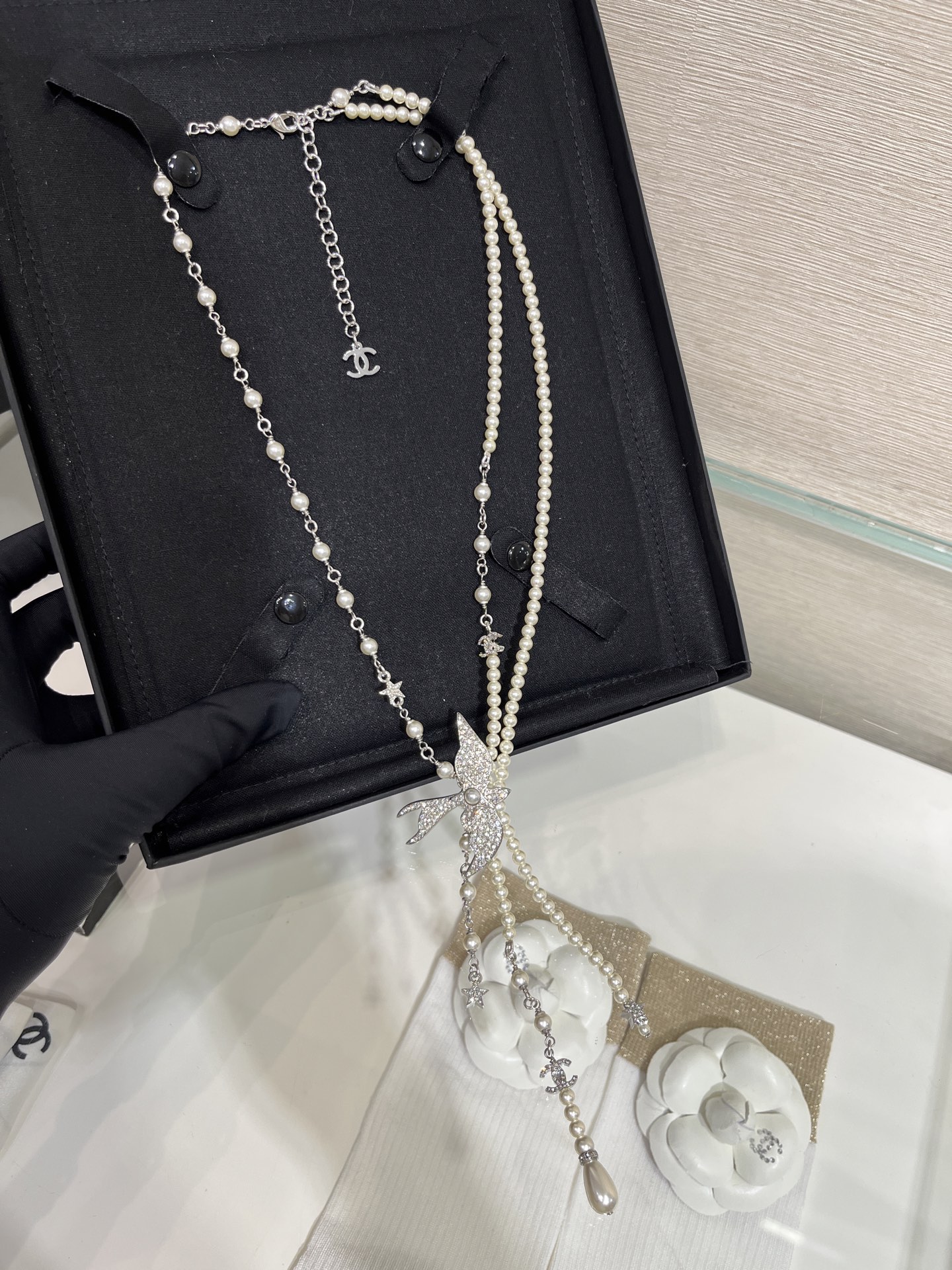 CHANEL 25S Nouveau collier de perles double C en argent inspiré des oiseaux / chaîne de pull - luxuryevafr