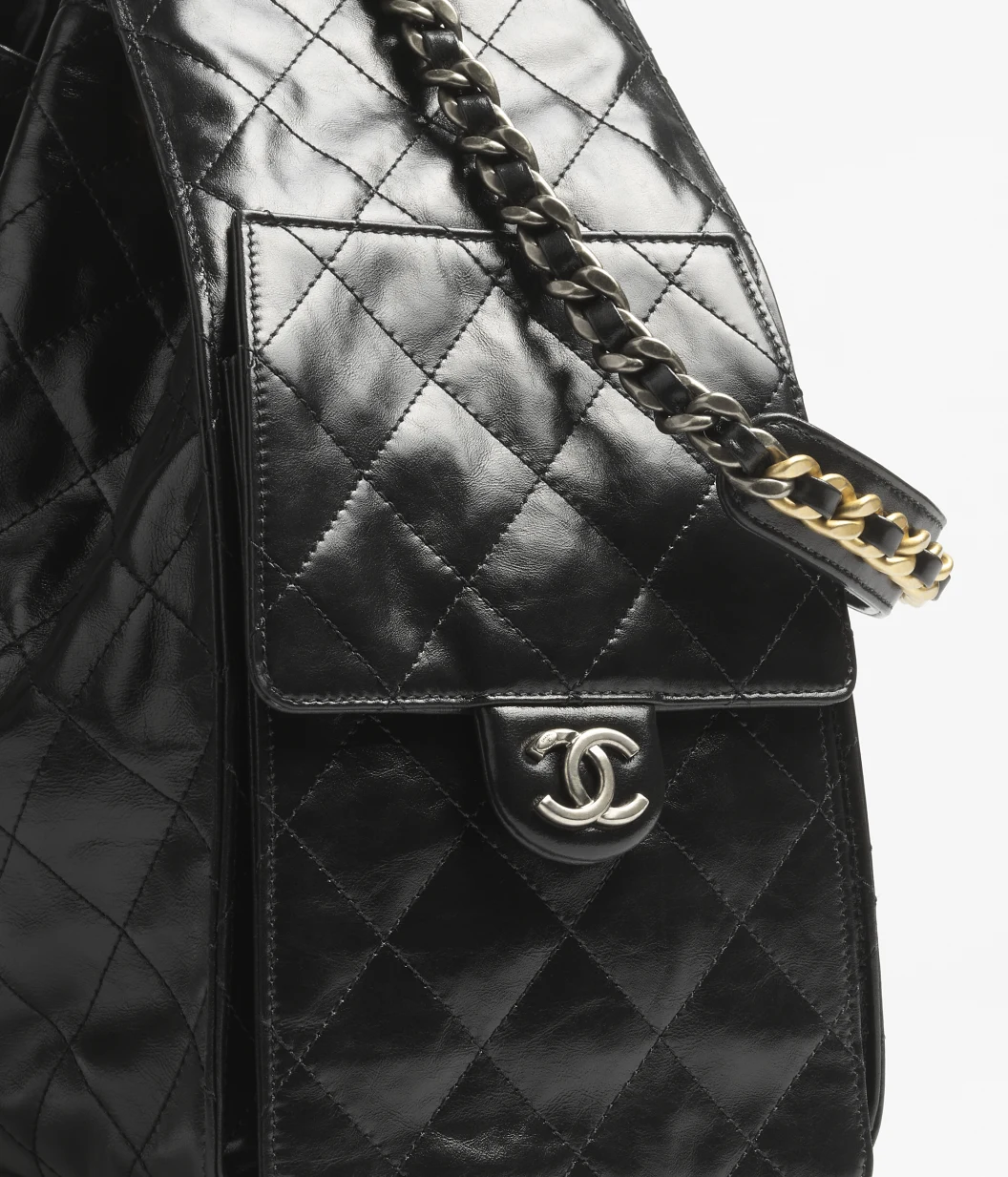 Sac à main CHANEL 25 Medium en cuir de veau froissé brillant - luxuryevafr