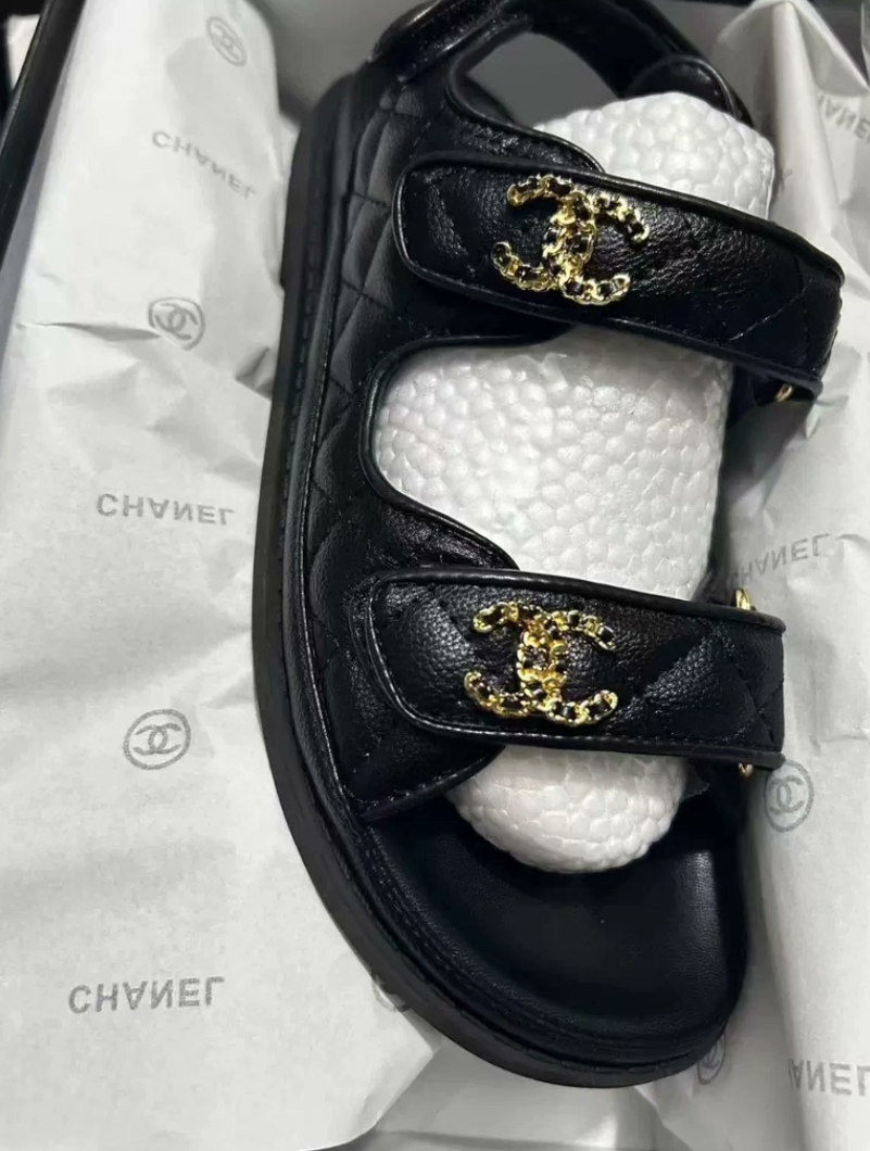 Sandales Chanel en cuir de veau grainé noir - luxuryevafr
