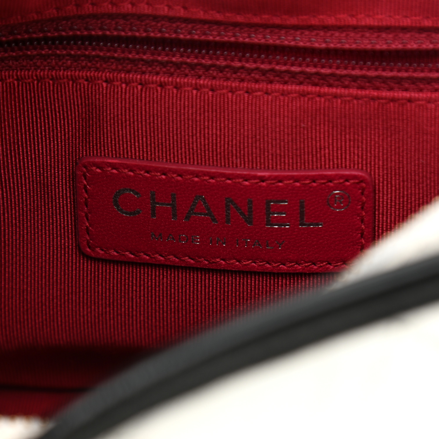 Petit sac hobo Gabrielle matelassé en cuir de veau vieilli noir et blanc - luxuryevafr