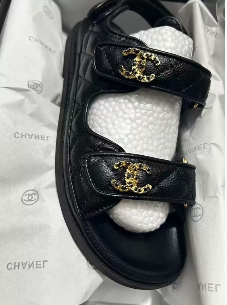 Sandales Chanel en cuir de veau grainé noir - luxuryevafr